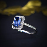 Anillo de compromiso con zafiro natural de 1.0ct corte esmeralda y 26 diamantes naturales elaborado en oro blanco de 14k