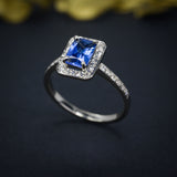 Anillo de compromiso con zafiro natural de 1.0ct corte esmeralda y 26 diamantes naturales elaborado en oro blanco de 14k
