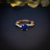 Anillo de compromiso con zafiro natural de 1.0ct corte brillante y 18 diamantes naturales laterales elaborado en oro rosa de 14k