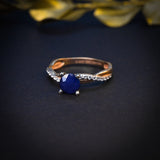 Anillo de compromiso con zafiro natural de 1.0ct corte brillante y 18 diamantes naturales laterales elaborado en oro rosa de 14k