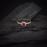 Anillo de compromiso con rubí natural de .50ct corte brillante y 32 diamantes naturales laterales elaborado en oro amarillo de 14k