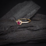 Anillo de compromiso con rubí natural de .50ct corte brillante y 32 diamantes naturales laterales elaborado en oro amarillo de 14k