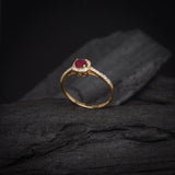 Anillo de compromiso con rubí natural de .50ct corte brillante y 32 diamantes naturales laterales elaborado en oro amarillo de 14k