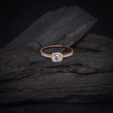 Anillo de compromiso con topacio natural de .50ct corte brillante y 32 diamantes naturales laterales elaborado en oro rosa de 14k