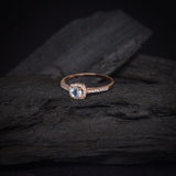 Anillo de compromiso con topacio natural de .50ct corte brillante y 32 diamantes naturales laterales elaborado en oro rosa de 14k