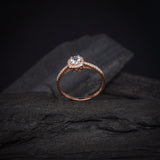 Anillo de compromiso con topacio natural de .50ct corte brillante y 32 diamantes naturales laterales elaborado en oro rosa de 14k