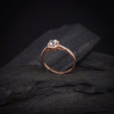 Anillo de compromiso con topacio natural de .50ct corte brillante y 32 diamantes naturales laterales elaborado en oro rosa de 14k