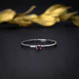 Anillo elaborado en oro blanco de 14k con rubí natural