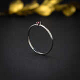 Anillo elaborado en oro blanco de 14k con rubí natural