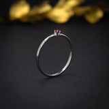 Anillo elaborado en oro blanco de 14k con rubí natural