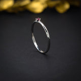 Anillo elaborado en oro blanco de 14k con rubí natural