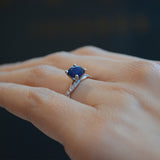 Anillo de compromiso con zafiro natural de 1.0ct corte brillante y 18 diamantes naturales laterales elaborado en oro rosa de 14k