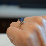 Anillo de compromiso con zafiro natural de 1.0ct corte brillante y 18 diamantes naturales laterales elaborado en oro rosa de 14k