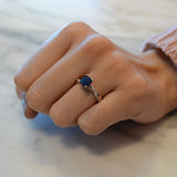 Anillo de compromiso con zafiro natural de 1.0ct corte brillante y 18 diamantes naturales laterales elaborado en oro rosa de 14k