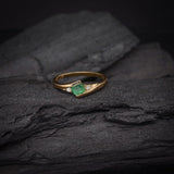 Anillo de compromiso con esmeralda natural de .20ct corte brillante y 2 diamantes naturales laterales elaborado en oro amarillo de 14k