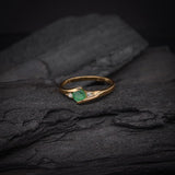 Anillo de compromiso con esmeralda natural de .20ct corte brillante y 2 diamantes naturales laterales elaborado en oro amarillo de 14k
