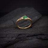 Anillo de compromiso con esmeralda natural de .20ct corte brillante y 2 diamantes naturales laterales elaborado en oro amarillo de 14k