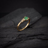 Anillo de compromiso con esmeralda natural de .20ct corte brillante y 2 diamantes naturales laterales elaborado en oro amarillo de 14k