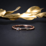 Anillo elaborado en oro rosa de 14k con diamante natural central de .03ct