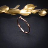 Anillo elaborado en oro rosa de 14k con diamante natural central de .03ct