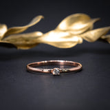 Anillo elaborado en oro rosa de 14k con diamante natural central de .03ct