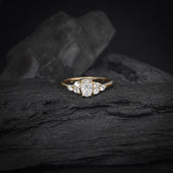 Anillo de compromiso con diamante natural central de .50ct corte oval con certificación GIA y 6 diamantes naturales laterales realizado en oro amarillo de 14k