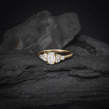 Anillo de compromiso con diamante natural central de .50ct corte oval con certificación GIA y 6 diamantes naturales laterales realizado en oro amarillo de 14k