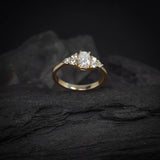 Anillo de compromiso con diamante natural central de .50ct corte oval con certificación GIA y 6 diamantes naturales laterales realizado en oro amarillo de 14k