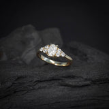 Anillo de compromiso con diamante natural central de .50ct corte oval con certificación GIA y 6 diamantes naturales laterales realizado en oro amarillo de 14k