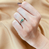 Anillo de compromiso con esmeralda natural de .20ct corte brillante y 2 cristales elaborado en oro blanco de 10k