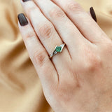 Anillo de compromiso con esmeralda natural de .20ct corte brillante y 2 diamantes naturales laterales elaborado en oro blanco de 14k