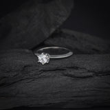 Anillo de compromiso con moissanita de .50ct con certificado GRA elaborado en plata .925