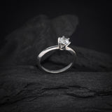 Anillo de compromiso con diamante de laboratorio de .50ct con certificado IGI elaborado en plata .925