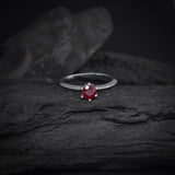 Anillo de compromiso con rubí natural de .50ct corte brillante elaborado en plata .925