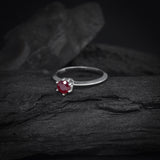 Anillo de compromiso con rubí natural de .50ct corte brillante elaborado en plata .925