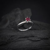 Anillo de compromiso con rubí natural de .50ct corte brillante elaborado en plata .925