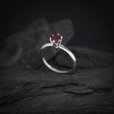 Anillo de compromiso con rubí natural de .50ct corte brillante elaborado en plata .925
