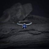 Anillo de compromiso con zafiro natural de .50ct corte brillante elaborado en plata .925