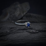 Anillo de compromiso con zafiro natural de .50ct corte brillante elaborado en plata .925