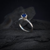 Anillo de compromiso con zafiro natural de .50ct corte brillante elaborado en plata .925