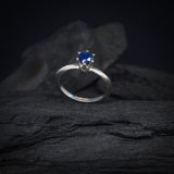 Anillo de compromiso con zafiro natural de .50ct corte brillante elaborado en plata .925