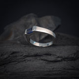 Anillo de compromiso con zafiro natural de .60ct corte esmeralda elaborado en oro blanco de 14k