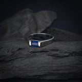 Anillo de compromiso con zafiro natural de .60ct corte esmeralda elaborado en oro blanco de 14k