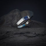 Anillo de compromiso con zafiro natural de .60ct corte esmeralda elaborado en oro blanco de 14k