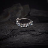 Media churumbela con topacios y 9 diamantes naturales elaborada en oro blanco de 14k