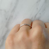 Anillo elaborado en oro blanco de 14k con diamante natural central de .03ct