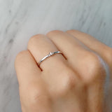Anillo elaborado en oro blanco de 14k con diamante natural central de .03ct