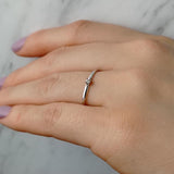 Anillo elaborado en oro blanco de 14k con diamante natural central de .03ct