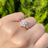 Anillo de compromiso con diamante natural central de .20ct y 6 diamantes naturales laterales elaborado en oro rosa de 14k