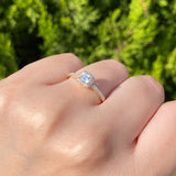 Anillo de compromiso con moissanita de .50ct corte brillante con certificado GRA y 32 diamantes naturales laterales elaborado en oro amarillo de 14k